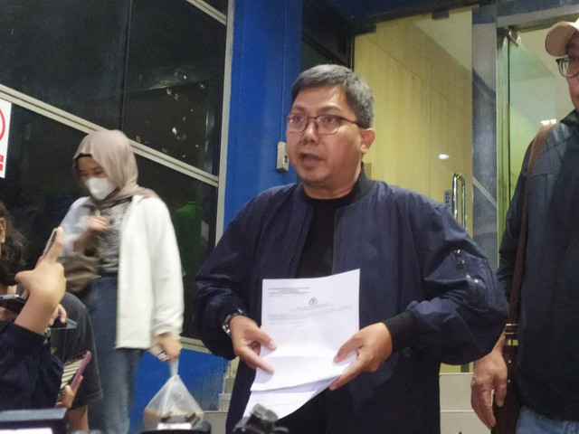 Pengamat sepak bola, Tommy Welly atau Bung Towel, saat melapor dugaan pencemaran nama baik dan doxing ke Polda Metro Jaya. Foto: Rachmadi Rasyad/kumparan