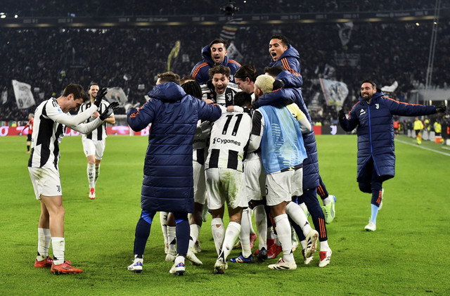 Pemain Juventus, Timothy Weah, merayakan dengan rekan setimnya setelah mencetak gol kedua pada pertandingan Liga Italia antara Juventus vs AC Milan di Stadion Allianz, Turin, Italia, Minggu (19/1/2025) dini hari WIB. Foto: Massimo Pinca/REUTERS