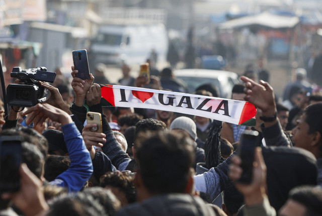 Warga Palestina merayakan kemenangan meski Israel menunda gencatan senjata yang ditetapkan pada Minggu (19/1) pagi terkait daftar sandera, di Khan Younis, Jalur Gaza selatan, Minggu (19/1/2025). Foto: Mohammed Salem/REUTERS