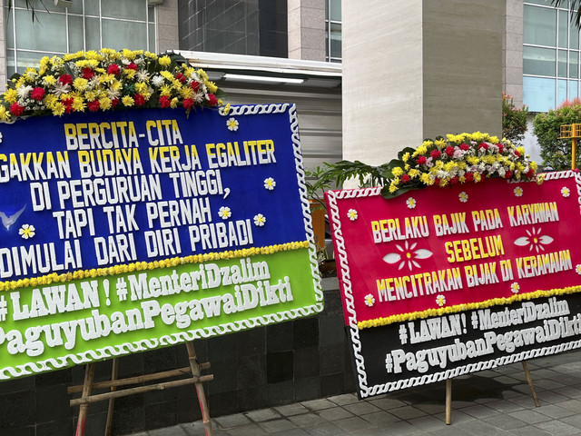 Karangan Bunga memenuhi kantor Kemendiktisaintek di Komplek Parlemen Senayan, Jakarta Pusat, Senin (20/1/2025). Foto: Alya Zahra/kumparan