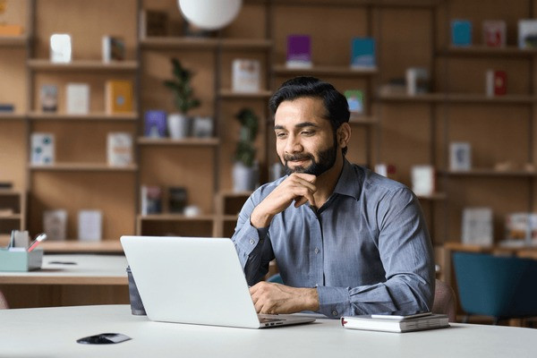 Ilustrasi cara cek pengumuman hasil seleksi administrasi PPPK Tahap 2 2024. Foto: Shutterstock