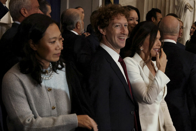CEO Meta Mark Zuckerberg (tengah) bersama istrinya, Priscilla Chan, menghadiri pelantikan Presiden AS terpilih Donald Trump di Rotunda U.S. Capitol, Senin (20/1/2025). Foto: Chip Somodevilla/Pool via REUTERS
