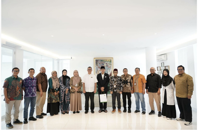 Foto bersama antara Dompet Dhuafa, Sandiaga Uno, OK OCE dan YIS dalam agenda audiensi, pada Jumat (17/01/2025), di Aula Attaqwa, Jakarta Selatan.