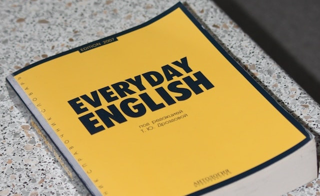 Ilustrasi materi jam dalam bahasa Inggris. Foto: Unsplash/Ivan Shilov