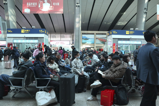 Calon penumpang di ruang tunggu stasiun kereta Beijing Selatan, Beijing, China pada Senin (20/1/2025). Foto: Desca Lidya Natalia/Antara FotoPilihan untuk tidak menikah dan tidak memiliki anak menjadi bom waktu demografi di China. Angka pernikahan yang merosot tajam memperburuk krisis populasi di negara dengan ekonomi terbesar kedua di dunia itu.