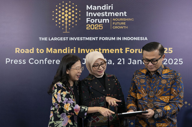 Direktur Treasury & International Banking Bank Mandiri, Eka Fitria. Direktur Mandiri Sekuritas, Silva Halim. Chief Economist Bank Mandiri, Andry Asmoro dalam konferensi pers: Pre-Event Mandiri Investment Forum 2025 secara virtual, Selasa (21/1/2025). Foto: Dok. Bank Mandiri