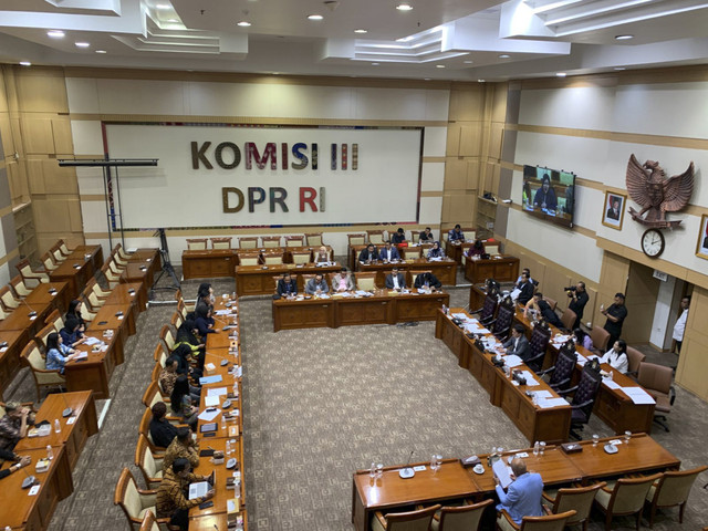 Suasana rapat Komisi III DPR bersama perwakilan warga terkait kasus anak Tasikmalaya di Ruang Rapat Komisi III DPR, Senayan, Jakarta, Selasa (21/1/2025). Foto: Luthfi Humam/kumparan