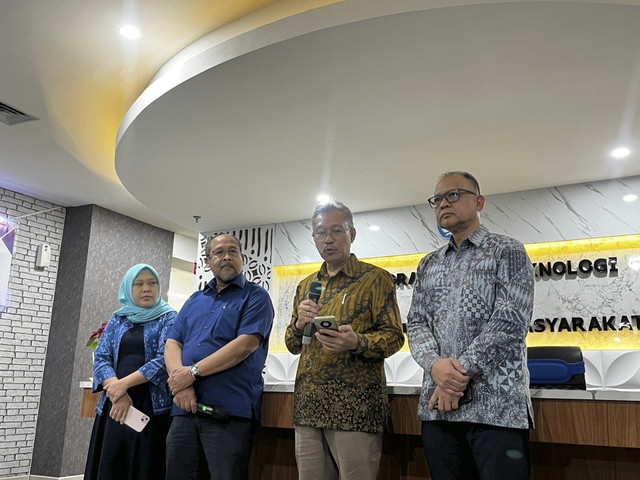 Sekjen Kemendiktisaintek Togar M Simatupang (bawa mikofron) dalam jumpa pers Senin (21/1/2025) bersama ASN Neni Herlina, Ketua Paguyuban Pegawai Ditjen Dikti Suwitno, dan Dirjen Dikti Khairul Munadi, Selasa (21/1/2025). Foto: Rayyan Farhansyah/kumparan