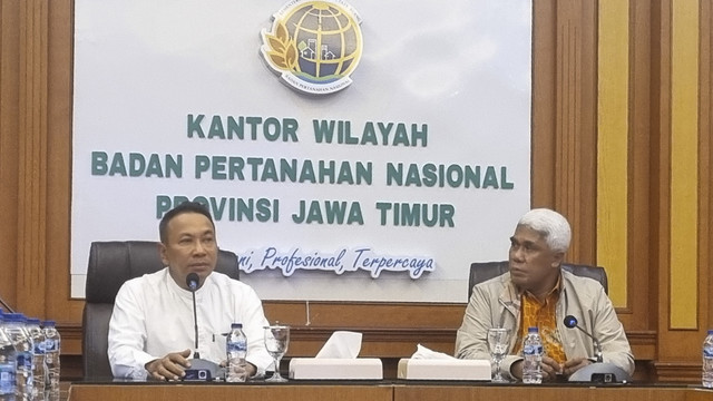 Lampri (kemeja putih) di Kantor Badan Pertanahan Nasional (BPN) Jatim, Selasa (21/1/2025). Foto: Farusma Okta Verdian/kumparan