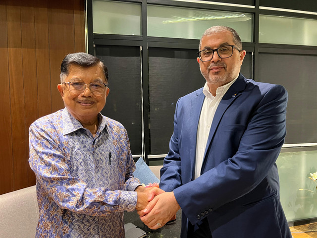 Wakil Presiden RI ke-10 dan 12 Jusuf Kalla berjabat tangan dengan Dr. Bassam Naem - Wakil Kepala Urusan Internasional Hamas, saat bertemu di Kuala Lumpur awal Mei 2024 lalu, dalam rangka membicarakan solusi Perang antara Israel dan Hamas di Gaza.  Foto: Istimewa,