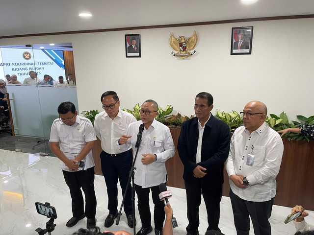 Menteri Koordinator Bidang Pangan, Zulkifli Hasan alias Zulhas (tengah), dalam konferensi pers di Gedung Graha Mandiri, Rabu (22/1). Foto: Ghifari/kumparan