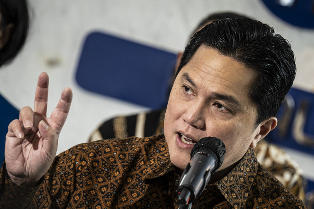 Menteri BUMN Erick Thohir menyampaikan keterangan pers usai melakukan pertemuan dengan jajaran direksi BUMN di Kantor Kementerian BUMN, Jakarta, Rabu (22/1/2025).  Foto: Aprillio Akbar/ANTARA FOTO