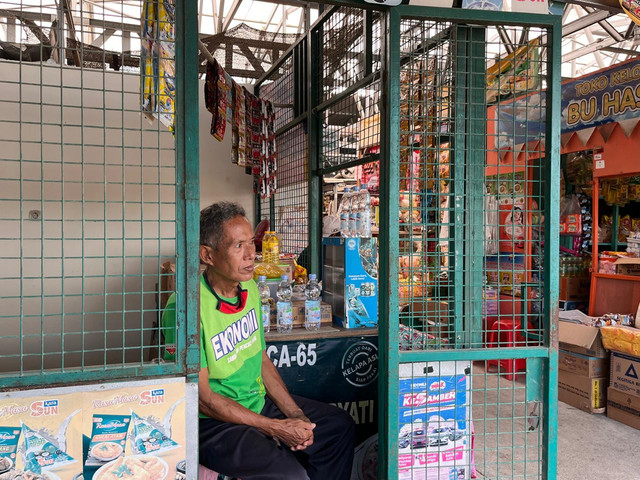 Suwarno (67), saat sedang menjaga kiosnya  di Pasar Relokasi, Sidoluhur (Foto : Syafa Arshinta Nabila)