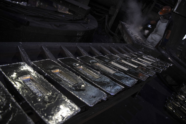 Pekerja melakukan proses pencetakan balok timah di Divisi Pengolahan dan Peleburan Unit Metalurgi PT Timah Tbk di Mentok, Kabupaten Bangka Barat, Kepulauan Bangka Belitung, Rabu (22/1/2025). Foto: Nova Wahyudi/ANTARA FOTO