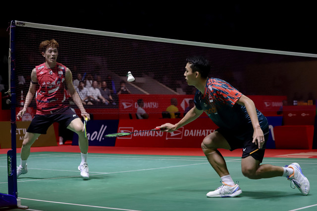 Pebulu tangkis tunggal putra Jonatan Christie tampil melawan tunggal putra Taiwan Lin Chun-Yi pada babak 16 besar Indonesia Masters 2025 di Istora Senayan, Jakarta, Kamis (23/1/2025). Foto: Jamal Ramadhan/kumparan