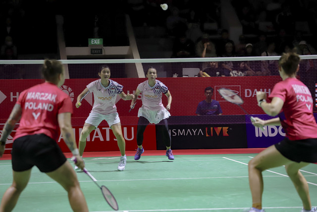 Pebulu tangkis ganda putri Indonesia, Febriana Dwipuji Kusuma/Amallia Cahaya Pratiwi bertanding melawan ganda putri Polandia, Hankiewicz/Kornelia Marczak, pada babak 16 besar Indonesia Masters 2025 di Istora Senayan, Jakarta, Kamis (23/1/2025). Foto: Jamal Ramadhan/kumparan