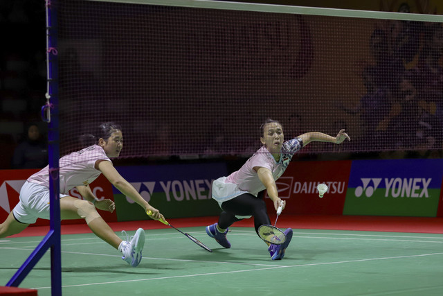 Pebulu tangkis ganda putri Indonesia, Febriana Dwipuji Kusuma/Amallia Cahaya Pratiwi bertanding melawan ganda putri Polandia, Hankiewicz/Kornelia Marczak, pada babak 16 besar Indonesia Masters 2025 di Istora Senayan, Jakarta, Kamis (23/1/2025). Foto: Jamal Ramadhan/kumparan