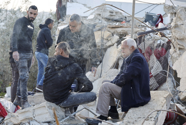 Warga Palestina memeriksa properti yang rusak setelah dua orang bersenjata Palestina tewas dalam serangan Israel, di Burqin, Tepi Barat yang diduduki Israel, Kamis (23/1/2025). Foto: Raneen Sawafta/REUTERS 