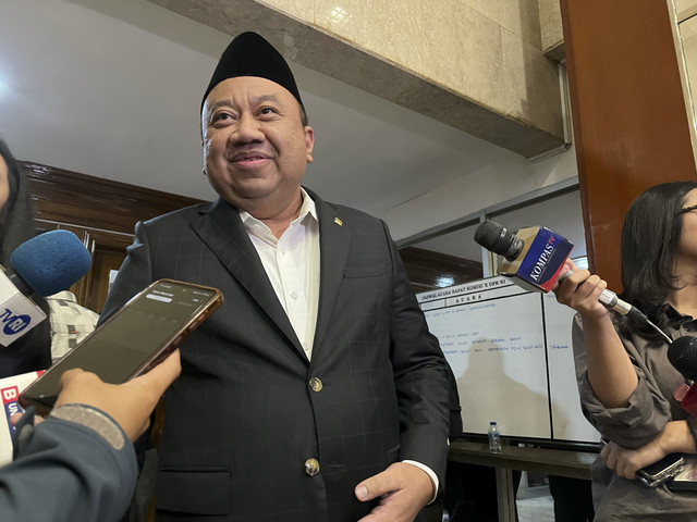 Wakil Ketua Komisi X Lalu Hadrian Irfani menjawab pertanyaan wartawan di Kompleks Parlemen, Senayan, Jakarta, Kamis (23/1/2025).  Foto: Alya Zahra/kumparan 