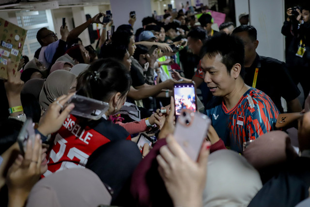 Ganda putra Indonesia Mohammad Ahsan dan Hendra Setiawan bertemu penggemar usai pertandingan Indonesia Masters 2025 di Istora Senayan, Jakarta, Kamis (23/1/2025).  Foto: Jamal Ramadhan/kumparan