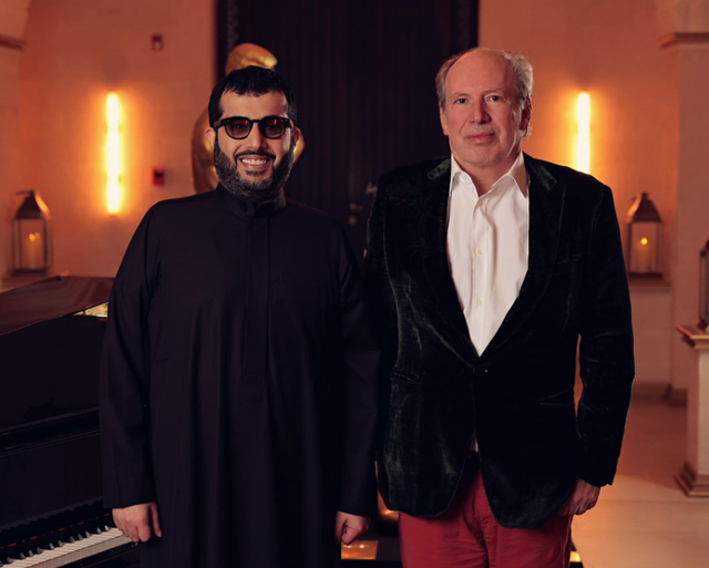 Chairman Otoritas Hiburan Umum Arab Saudi (GEA) Turki Al Alshiekh (kiri) bersama komposer musik Hans Zimmer. Foto: X/@Turki Al Alshiekh