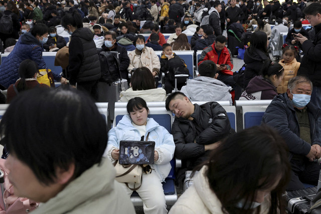 Sejumlah penumpang menunggu kedatangan kereta cepat di Stasiun kereta Shanghai Hongqiao, China, Jumat (24/1/2025). Foto: Go Nakamura/REUTERS