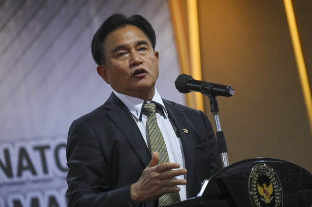 Menteri Koordinator Bidang Hukum, HAM, Imigrasi, dan Pemasyarakatan Yusril Ihza Mahendra memberikan pemaparan saat konferensi pers pemindahan terpidana mati asal Prancis Serge Atlaoui di Gedung Kemenko Kumham Imipas, Jakarta, Jumat (24/1/2025). Foto: Muhammad Ramdan/ANTARA FOTO