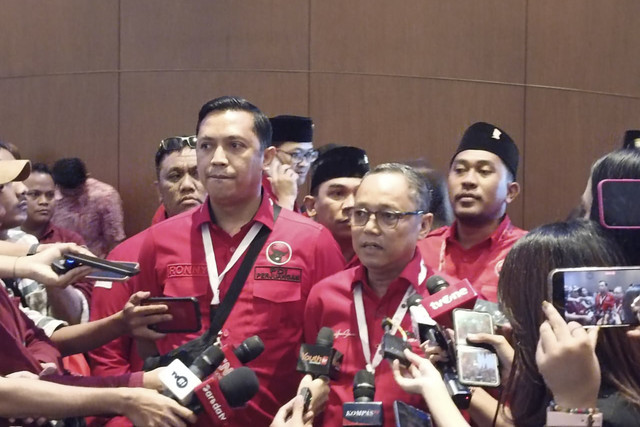 Ketua DPP PDIP Dedi Sitorus (kanan) dan Ronny Talapessy (kiri) usai acara Pembekalan dan Bimbingan Teknis Anggota DPRD Provinsi, Kabupaten dan Kota Fraksi PDI Perjuangan Masa Bakti 2024-2029 di JIEXPO, Kemayoran, Jakarta pusat, Jumat (24/1/2025). Foto: Zamachsyari/kumparan