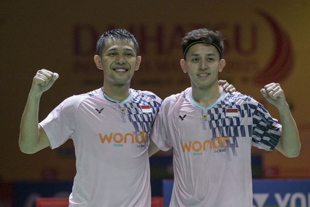 Pebulu tangkis ganda putra Indonesia Muhammad Rian Ardianto dan Fajar Alfian berpose usai menang atas ganda putra China Xie Hao Nan dan Zeng Wei Han pada perempat final Daihatsu Indonesia Masters 2025 di Istora Senayan, Jakarta, Jumat (24/1/2025). Foto: Fauzan/ANTARA FOTO
