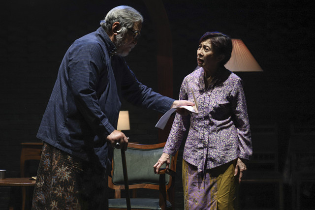 Seniman Slamet Raharjo dan Niniek L. Karim tampil saat mementaskan teater bertajuk "Dag Dig Dug" di Teater Salihara, Jakarta, Jumat (24/1/2025). Foto: Iqbal Firdaus/kumparan