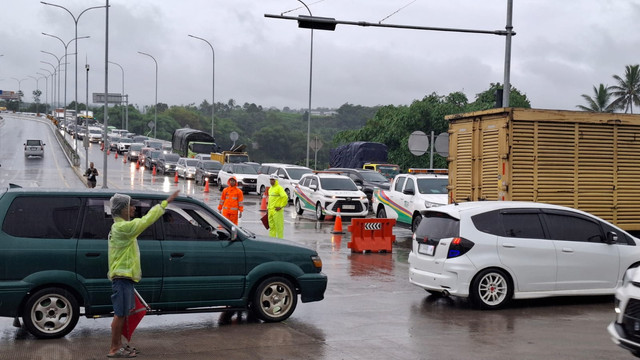 Antrean kendaraan setelah Gerbang Tol Parungkuda Tol Bocimi, Sukabumi, Sabtu (25/1). Foto: Dok. kumparan