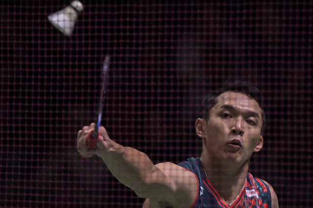 Pebulu tangkis tunggal putra Indonesia Jonatan Christie mengembalikan kok ke arah tunggal putra Taiwan Wang Tzu Wei pada semifinal Daihatsu Indonesia Masters 2025 di Istora Senayan, Jakarta, Sabtu (25/1/2025). Foto: ANTARA FOTO/Fauzan
