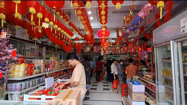 Toko pernak pernik Imlek di Kawasan Malioboro mulai dipadati warga Tionghoa yang mencari aneka aksesoris. (Foto :M Wulan)