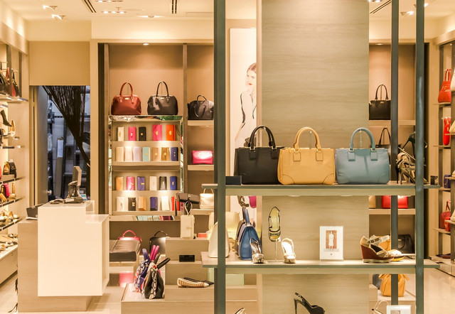 Sumber : https://pixabay.com/id/photos/pakaian-boutique-tas-sepatu-toko-1850804/