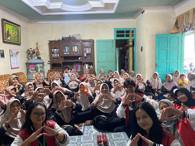 Mahasiswa UNNES GIAT 10 bersama Ibu-ibu PKK RW 01 Desa Segorogunung setelah Praktik Pelatihan Pembuatan Lilin Aromaterapi menggunakan Minyak Jelantah pada Jumat (10/01/2025). Foto: dokumen pribadi