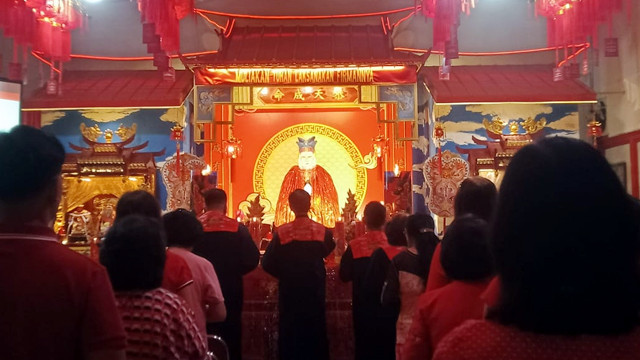 Umat Tridharma di Kota Manado melakukan sembahyang menyambut tahun baru Imlek 2025.