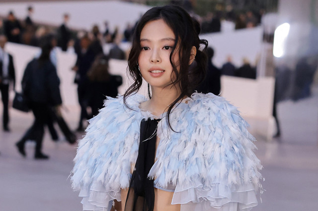 Penyanyi Korea Selatan Jennie Kim berpose saat sesi pemotretan menjelang koleksi Chanel Women's Haute-Couture Spring/Summer 2025 sebagai bagian dari Fashion Week di Paris, pada 28 Januari 2025. Foto: Thibaud Moritz / AFP