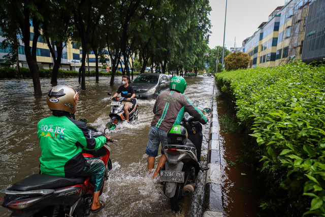 Pengendara melintas banjir di kawasan Kelapa Gading, Jakarta Utara pada Rabu (29/1/2025). Foto: Iqbal Firdaus/kumparan