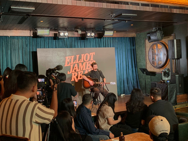 Penyanyi Elliot James Reay hadir dalam showcase di kawasan Senopati, Jakarta Selatan, Selasa (28/1). Foto: Vincentius Mario/kumparan