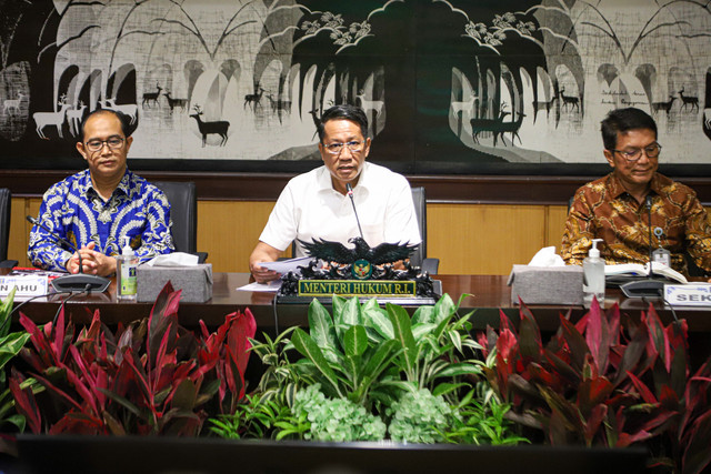 Konferensi Pers Menteri Hukum RI, Supratman Andi Agtas tentang kewarganegaraan tersangka kasus korupsi E-KTP, Paulus Tannos di Kemenkum, Jakarta pada Rabu (29/1). Foto: Iqbal Firdaus/kumparan