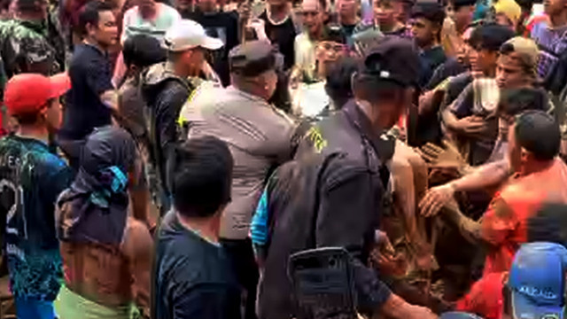 Evakuasi korban tertimbung tanah longsor di Desa Wanga, Kecamatan Motoling Timur, Kabupaten Minahasa Selatan (Minsel), Sulawesi Utara (Sulut), Rabu (29/1).