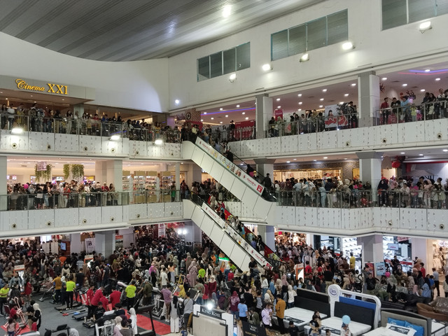 Ribuan pengunjung yang memadati Mall Boemi Kedaton, untuk menyaksikan pertunjukan barongsai | Foto : Eka Febriani / Lampung Geh