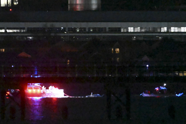 Dua kapal penyelamat menarik puing-puing di air setelah kecelakaan udara di atas Sungai Potomac di dekat Bandara Nasional Reagan di Washington, DC, pada tanggal 29 Januari 2025. Foto: Andrew Caballero-Reynolds/AFP