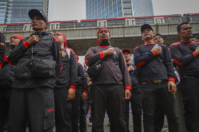 Sejumlah buruh yang tergabung dalam Konfederasi Serikat Pekerja Indonesia (KSPI) dan Partai Buruh menggelar aksi demonstrasi di Kedutaan Besar Malaysia pada Kamis (30/1/2025). Foto: Iqbal Firdaus/kumparan