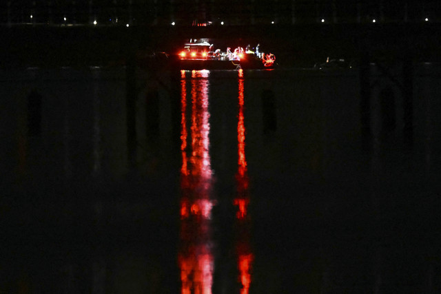 kapal penyelamat mencari di perairan Sungai Potomac setelah sebuah pesawat yang hendak menuju Bandara Nasional Reagan jatuh ke sungai di luar Washington, DC, 30 Januari 2025. Foto: Andrew Caballero-Reynolds/AFP