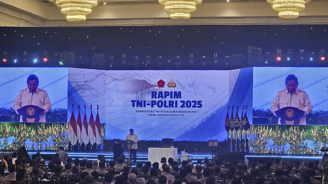 Presiden RI Prabowo Subianto menyampaikan pidato saat Rapat Pimpinan (Rapim) TNI-Polri Tahun 2025 di Gedung Tribrata, Kebayoran Baru, Jakarta Selatan, Kamis (30/1/2025). Foto: Zamachsyari/kumparan