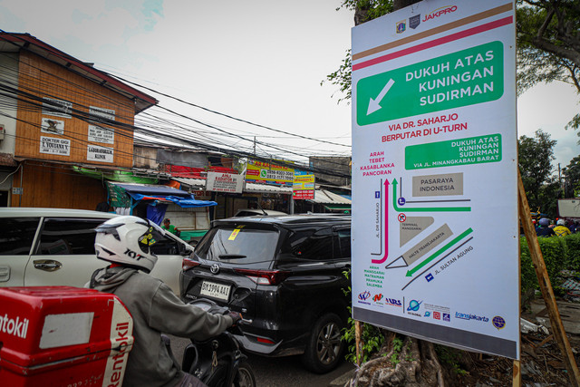 Pengendara kendaraan bermotor melintas di kawasan Manggarai, Jakarta, Kamis (30/1/2025). Foto: Iqbal Firdaus/kumparan