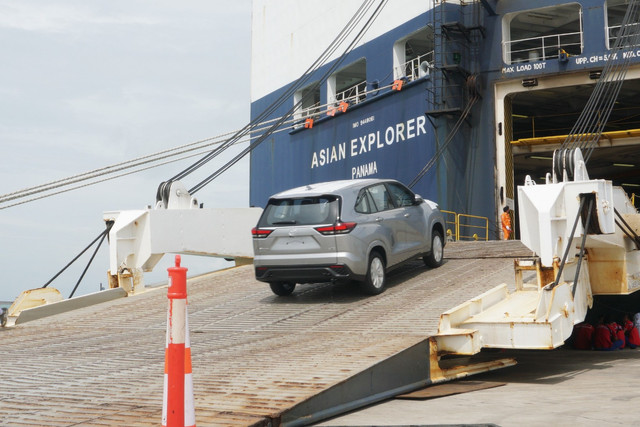 Aktivitas ekspor mobil buatan Toyota Indonesia. Foto: dok. TMMIN
