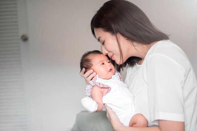 Menggendong anak setelah melahirkan merupakan hal penting. (Sumber: Freepik.com)