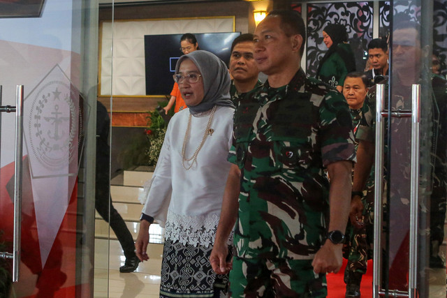 Panglima TNI Jenderal TNI Agus Subiyanto (kanan) mendampingi Menpan RB Rini Widyantini (kiri) usai mengikuti Rapim TNI 2025 di Gor Ahmad Yani, Mabes TNI, Cilangkap, Jakarta, Jumat (31/1/2025). Foto: ANTARA FOTO/Asprilla Dwi Adha